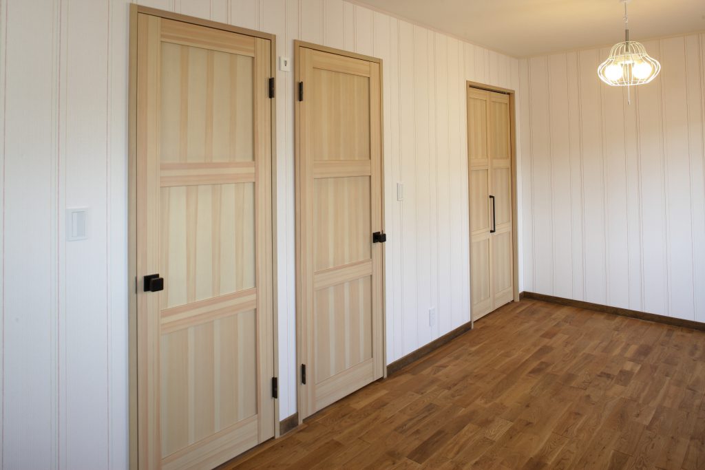 洋室のドアの写真