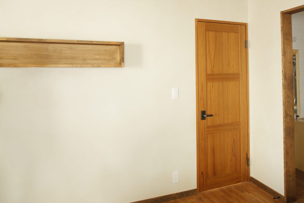 寝室のチークのドア