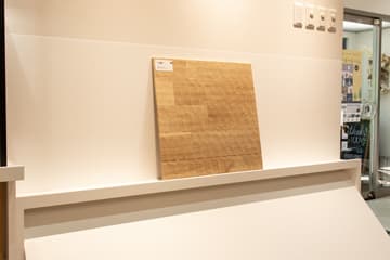 コーディネートコーナー　調色・調光機能のある照明の下でサンプルボードを並べて比較していただけます